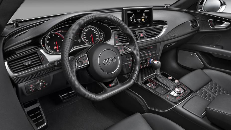 A diferen&ccedil;a est&aacute; no torque: 76,4 kgfm para o Audi e 69,2 kgfm para o BMW | <a href="https://beta-develop.quatrorodas.abril.com.br/saloes/detroit/2013/audi-rs7-sportback-730961.shtml" rel="migration">Leia mais</a>