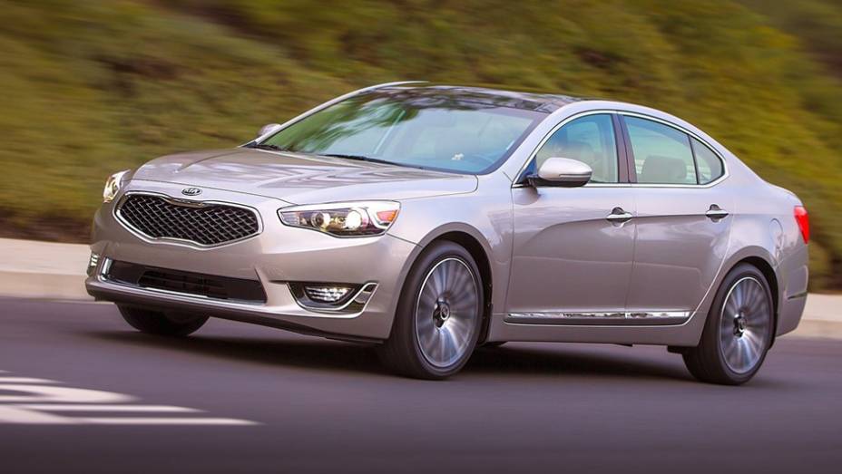 A Kia aproveitou o Salão de Detroit para lançar o Cadenza 2014 no mercado norte-americano | <a href="https://beta-develop.quatrorodas.abril.com.br/saloes/detroit/2013/kia-cadenza-2014-731061.shtml" rel="migration">Leia mais</a>