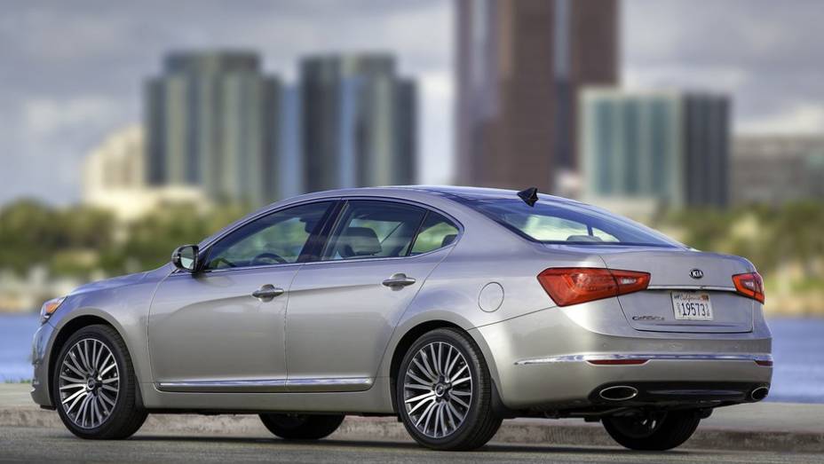 O modelo passará a ser vendido nos Estados Unidos no segundo trimestre de 2013 | <a href="https://beta-develop.quatrorodas.abril.com.br/saloes/detroit/2013/kia-cadenza-2014-731061.shtml" rel="migration">Leia mais</a>