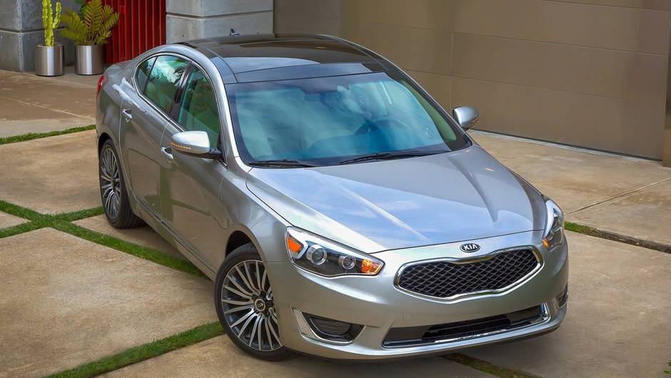 Com visual semelhante ao primo Hyundai Azera, o Cadenza &eacute; equipado com motor 3.3 V6 de inje&ccedil;&atilde;o direta | <a href="https://beta-develop.quatrorodas.abril.com.br/saloes/detroit/2013/kia-cadenza-2014-731061.shtml" rel="migration">Leia mais</a>