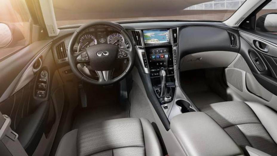 Materiais de alta qualidade revestem o interior | <a href="https://beta-develop.quatrorodas.abril.com.br/saloes/detroit/2013/infiniti-q50-730893.shtml" rel="migration">Leia mais</a>