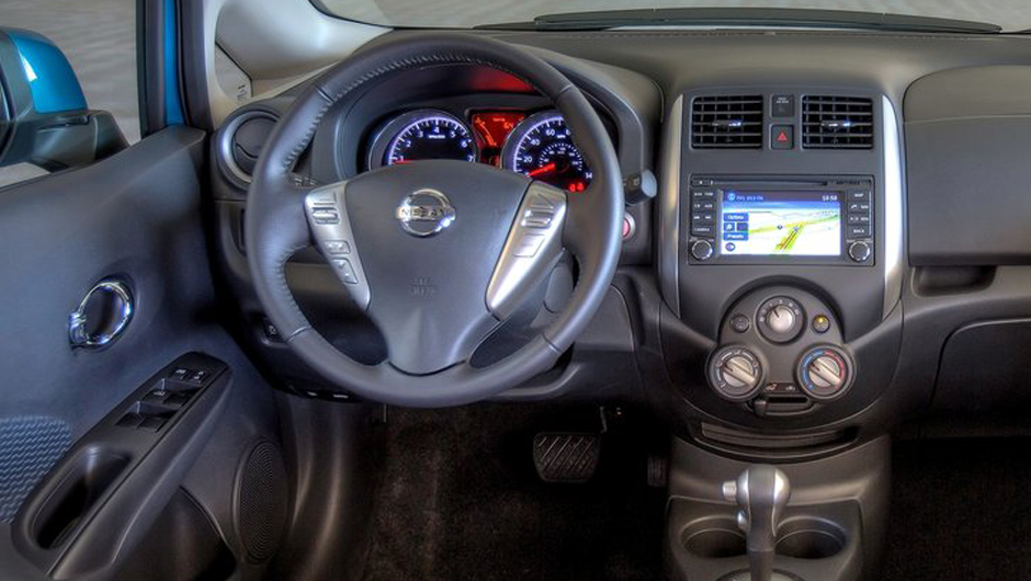 Vers&atilde;o S pode ser adquirida com c&acirc;mbio manual de cinco velocidades | <a href="https://beta-develop.quatrorodas.abril.com.br/saloes/detroit/2013/nissan-versa-note-731021.shtml" rel="migration">Leia mais</a>