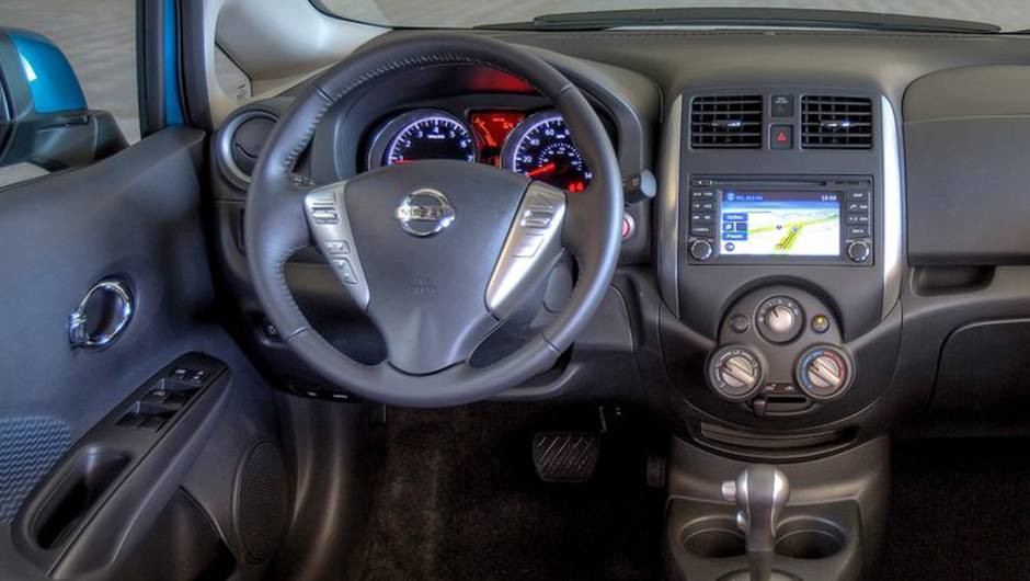 Versão S pode ser adquirida com câmbio manual de cinco velocidades | <a href="https://beta-develop.quatrorodas.abril.com.br/saloes/detroit/2013/nissan-versa-note-731021.shtml" rel="migration">Leia mais</a> Versão S pode ser adquirida com câmbio manual de cinco velocidades | <a href="https://beta-develop.quatrorodas.abril.com.br/saloes/detroit/2013/nissan-versa-note-731021.shtml" rel="migration">Leia mais</a>