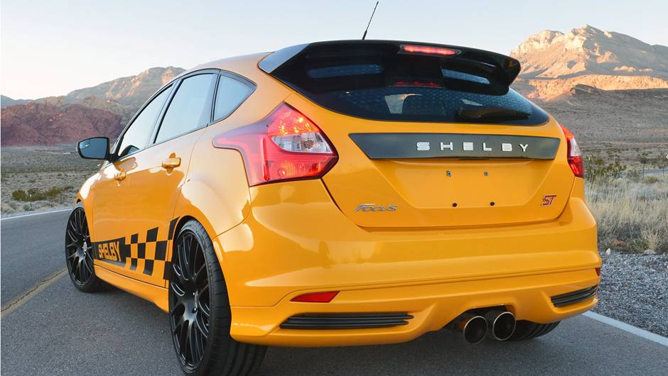 A customiza&ccedil;&atilde;o do modelo foi proposta pelo pr&oacute;prio Caroll Shelby antes de sua morte, em maio de 2012 | <a href="https://beta-develop.quatrorodas.abril.com.br/saloes/detroit/2013/shelby-focus-st-731039.shtml" rel="migration">Leia mais</a>