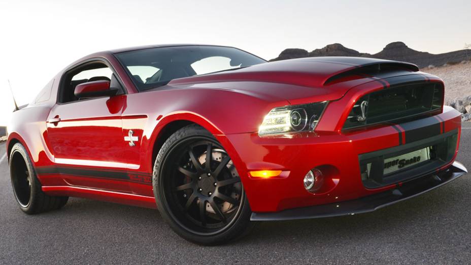 A tradicional marca Shelby mostrou, no Salão de Detroit, o GT500 Super Snake Wide Body | <a href="https://beta-develop.quatrorodas.abril.com.br/saloes/detroit/2013/shelby-gt500-super-snake-wide-body-731036.shtml" rel="migration">Leia mais</a>