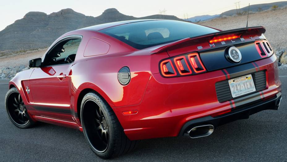 O modelo de performance busca retomar as origens da marca, criada por Carroll Shelby | <a href="https://beta-develop.quatrorodas.abril.com.br/saloes/detroit/2013/shelby-gt500-super-snake-wide-body-731036.shtml" rel="migration">Leia mais</a>