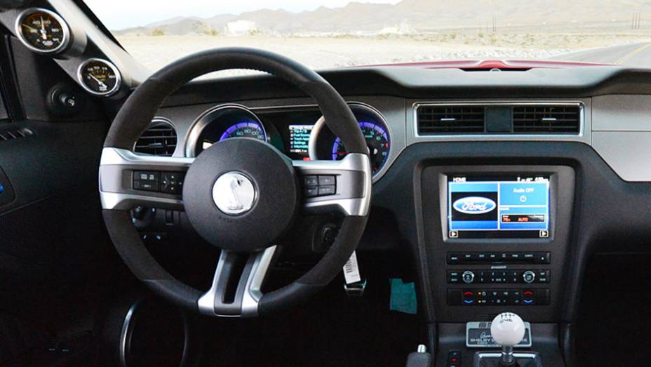 Com apenas 500 unidades fabricadas por ano, o pacote de opcionais do Super Snake terá preço inicial de US$ 39 mil | <a href="https://beta-develop.quatrorodas.abril.com.br/saloes/detroit/2013/shelby-gt500-super-snake-wide-body-731036.shtml" rel="migration">Leia mais</a> Com apenas 500 unidades fabricadas por ano, o pacote de opcionais do Super Snake terá preço inicial de US$ 39 mil | <a href="https://beta-develop.quatrorodas.abril.com.br/saloes/detroit/2013/shelby-gt500-super-snake-wide-body-731036.shtml" rel="migration">Leia mais</a>