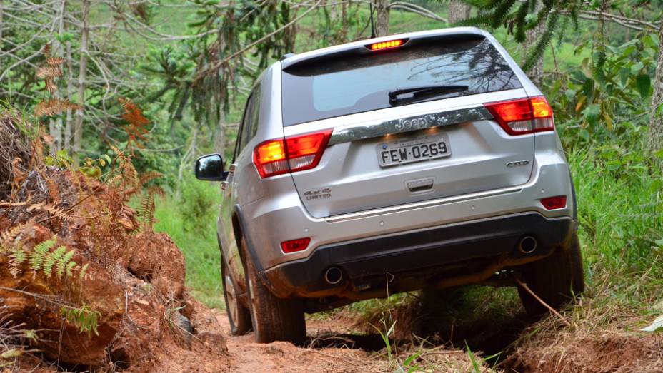 Altura em relação ao solo de 21,8 cm auxilia em trechos fora de estrada | <a href="https://beta-develop.quatrorodas.abril.com.br/carros/lancamentos/jeep-grand-cherokee-crd-733809.shtml" rel="migration">Leia mais</a>