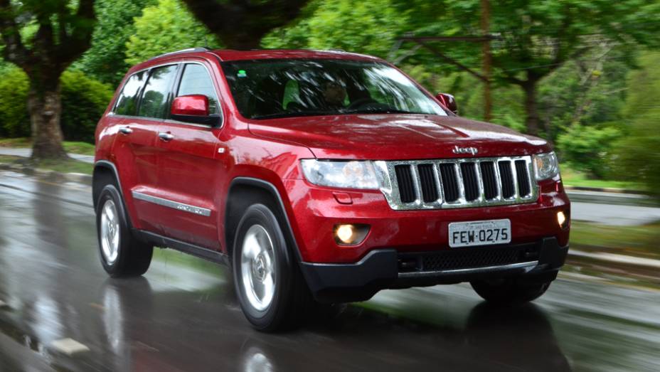 Segundo a Jeep, modelo acelera aos 100 km/h em 8s2 e atinge velocidade m&aacute;xima de 202 km/h | <a href="%20https://beta-develop.quatrorodas.abril.com.br/carros/lancamentos/jeep-grand-cherokee-crd-733809.shtml" rel="migration">Leia mais</a>