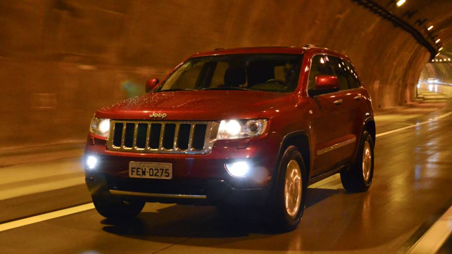Farois bi-xenonio s&atilde;o de s&eacute;rie, assim como o sistema de tra&ccedil;&atilde;o integral com reduzida e c&acirc;mbio autom&aacute;tico de cinco marchas | <a href="%20https://beta-develop.quatrorodas.abril.com.br/carros/lancamentos/jeep-grand-cherokee-crd-733809.shtml" rel="migration">Leia mais</a>