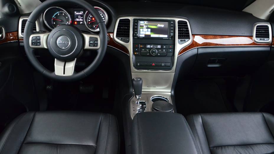 N&iacute;vel do acabamento interno &eacute; bom; destaque vai para o sistema de som MyGIG com HD interno de 30GB | <a href="%20https://beta-develop.quatrorodas.abril.com.br/carros/lancamentos/jeep-grand-cherokee-crd-733809.shtml" rel="migration">Leia mais</a>