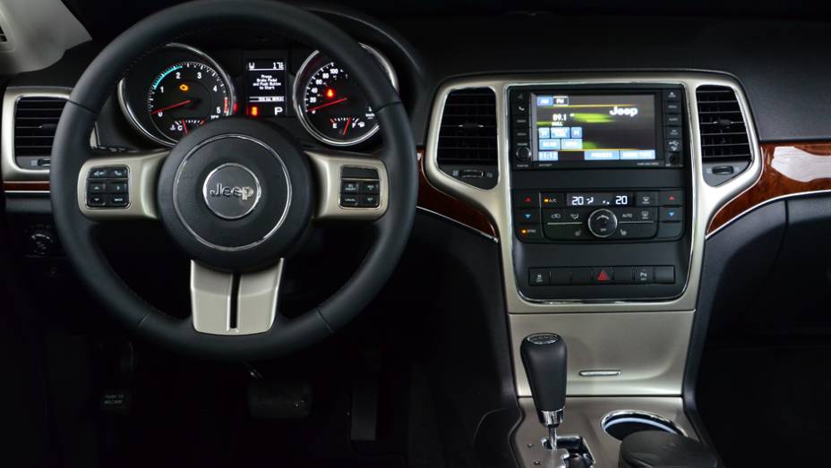 Revestimento em couro &eacute; um dos itens de s&eacute;rie, assim como piloto autom&aacute;tico e volante multifuncional ear-condicionado de duas zonas | <a href="%20https://beta-develop.quatrorodas.abril.com.br/carros/lancamentos/jeep-grand-cherokee-crd-733809.shtml" rel="migration">Leia mais</a>