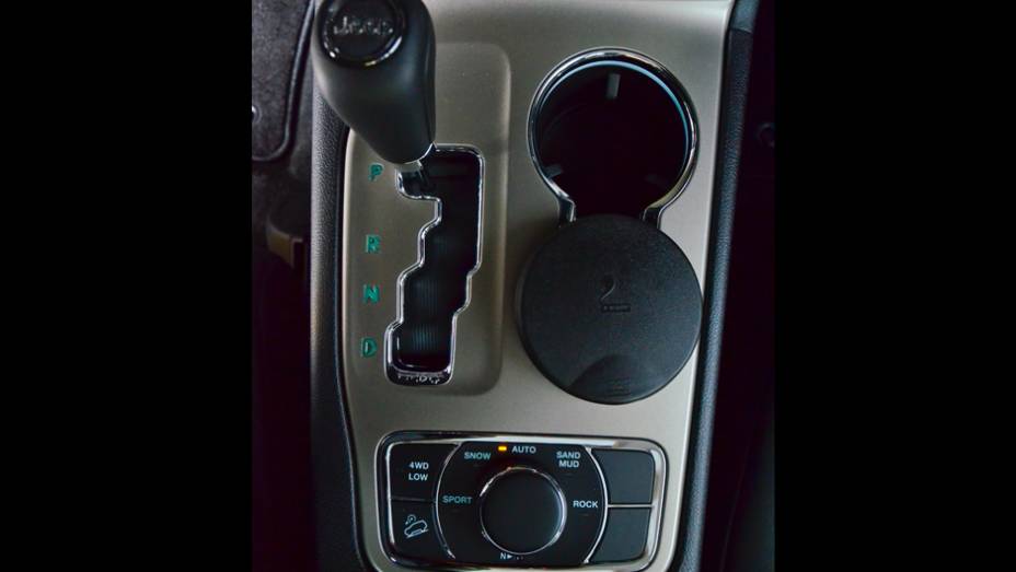 Ajustes de acelera&ccedil;&atilde;o, atua&ccedil;&atilde;o dos freios, trocas de marcha e respostas do motor podem ser ajustados de acordo com o piso no console | <a href="%20https://beta-develop.quatrorodas.abril.com.br/carros/lancamentos/jeep-grand-cherokee-crd-733809.shtml" rel="migration">Leia mais</a>