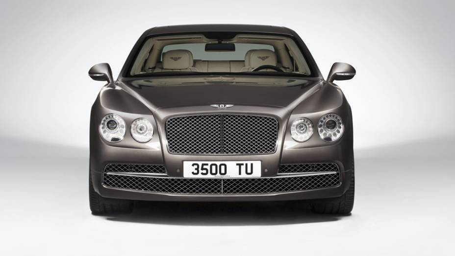 Os faróis ovais continuam lá, mas o design ficou mais agressivo | <a href="https://beta-develop.quatrorodas.abril.com.br/carros/lancamentos/bentley-flying-spur-734110.shtml" rel="migration">Leia mais</a>