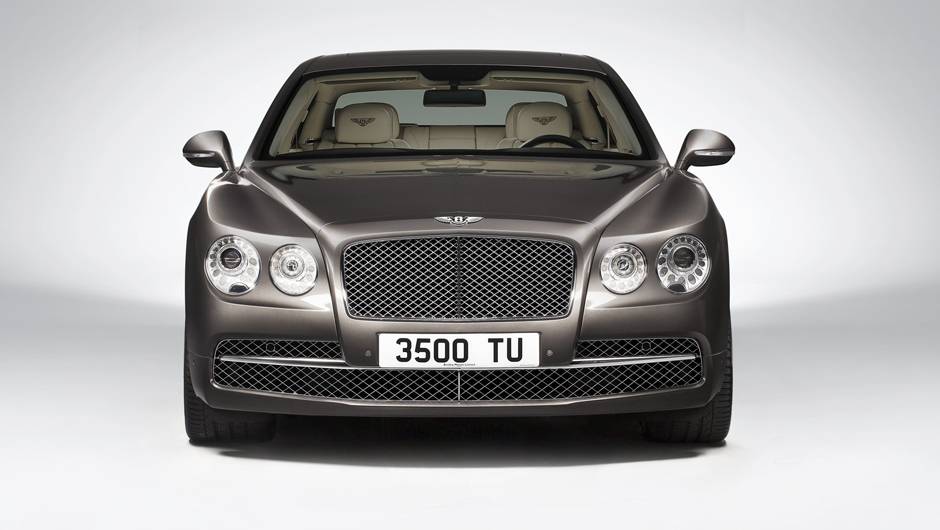 Os far&oacute;is ovais continuam l&aacute;, mas o design ficou mais agressivo | <a href="https://beta-develop.quatrorodas.abril.com.br/carros/lancamentos/bentley-flying-spur-734110.shtml" rel="migration">Leia mais</a>