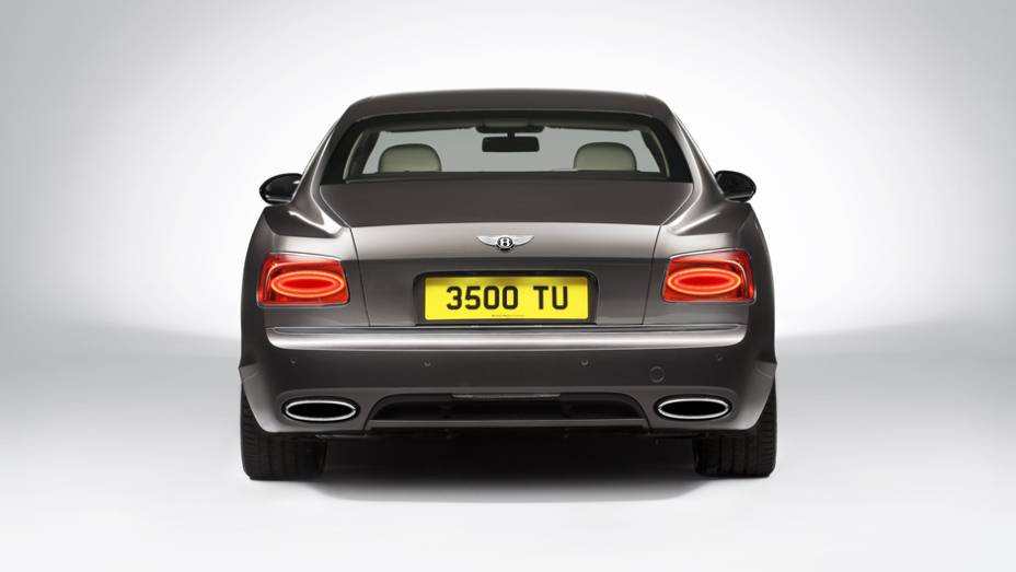 A traseira alta combina com as novas lanternas | <a href="https://beta-develop.quatrorodas.abril.com.br/carros/lancamentos/bentley-flying-spur-734110.shtml" rel="migration">Leia mais</a> A traseira alta combina com as novas lanternas | <a href="https://beta-develop.quatrorodas.abril.com.br/carros/lancamentos/bentley-flying-spur-734110.shtml" rel="migration">Leia mais</a>