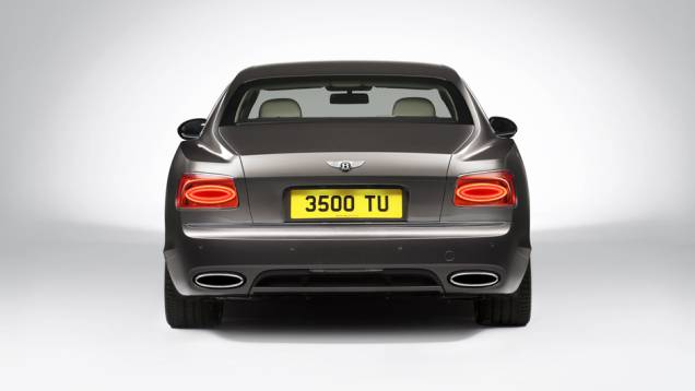 A traseira alta combina com as novas lanternas | <a href="https://beta-develop.quatrorodas.abril.com.br/carros/lancamentos/bentley-flying-spur-734110.shtml" rel="migration">Leia mais</a> A traseira alta combina com as novas lanternas | <a href="https://beta-develop.quatrorodas.abril.com.br/carros/lancamentos/bentley-flying-spur-734110.shtml" rel="migration">Leia mais</a>