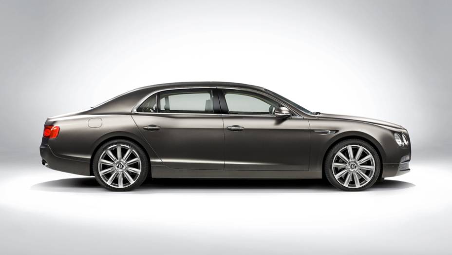 Apesar de ter ficado mais atual, o Flying Spur continua sendo o maior (e mais luxuoso) modelo da linha Bentley | <a href="https://beta-develop.quatrorodas.abril.com.br/carros/lancamentos/bentley-flying-spur-734110.shtml" rel="migration">Leia mais</a>