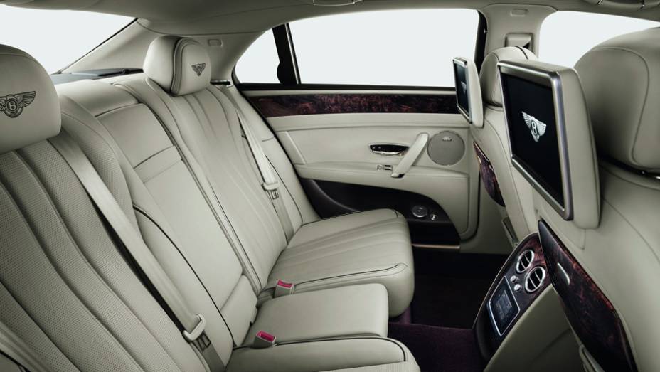 Quem viaja no banco traseiro pode assistir filmes nas telas de DVD e controlar até o ar-condicionado | <a href="https://beta-develop.quatrorodas.abril.com.br/carros/lancamentos/bentley-flying-spur-734110.shtml" rel="migration">Leia mais</a> Quem viaja no banco traseiro pode assistir filmes nas telas de DVD e controlar até o ar-condicionado | <a href="https://beta-develop.quatrorodas.abril.com.br/carros/lancamentos/bentley-flying-spur-734110.shtml" rel="migration">Leia mais</a>