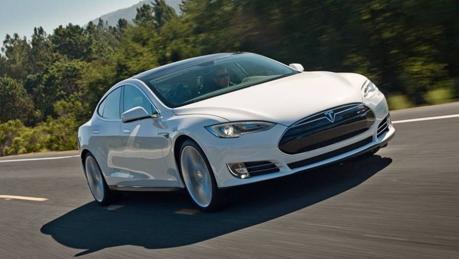 Tesla Model S - elétrico | <a href="https://beta-develop.quatrorodas.abril.com.br/carros/impressoes/tesla-model-s-733082.shtml" rel="migration">Leia mais</a>