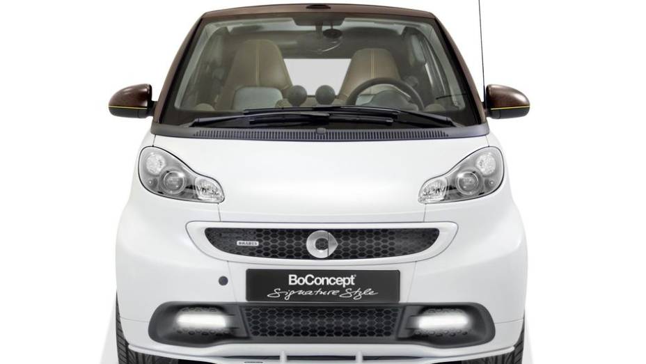 O modelo tem cor de carroceria branca, com retrovisores, linha lateral e teto retrátil em marrom | <a href="%20https://beta-develop.quatrorodas.abril.com.br/saloes/genebra/2013/smart-fortwo-boconcept-734992.shtml" rel="migration">Leia mais</a>