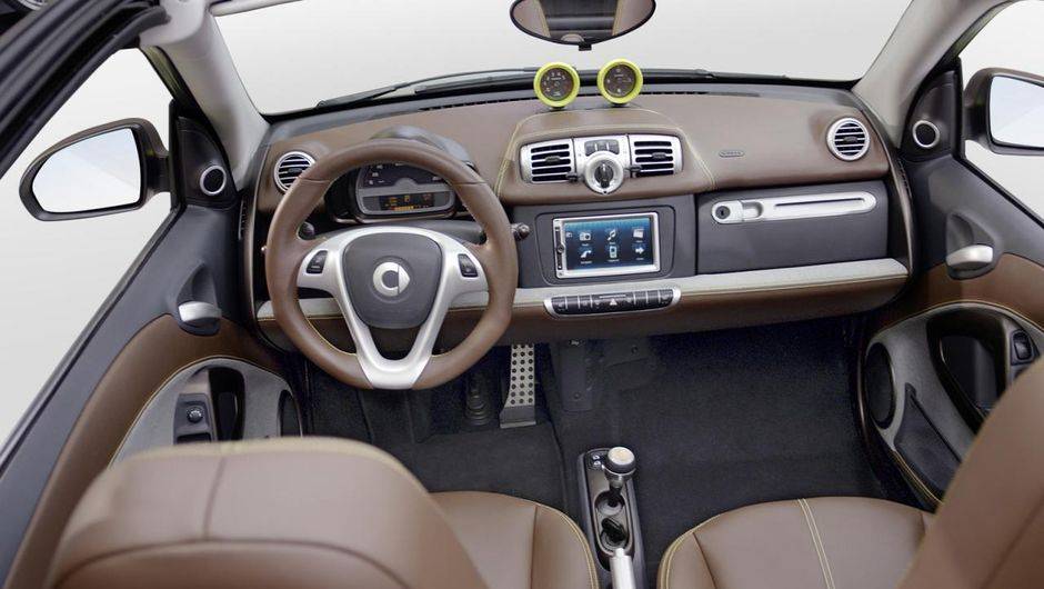 A mesma cor &eacute; utilizada internamente, no revestimento em couro dos bancos, do volante e do painel | <a href="%20https://beta-develop.quatrorodas.abril.com.br/saloes/genebra/2013/smart-fortwo-boconcept-734992.shtml" rel="migration">Leia mais</a>