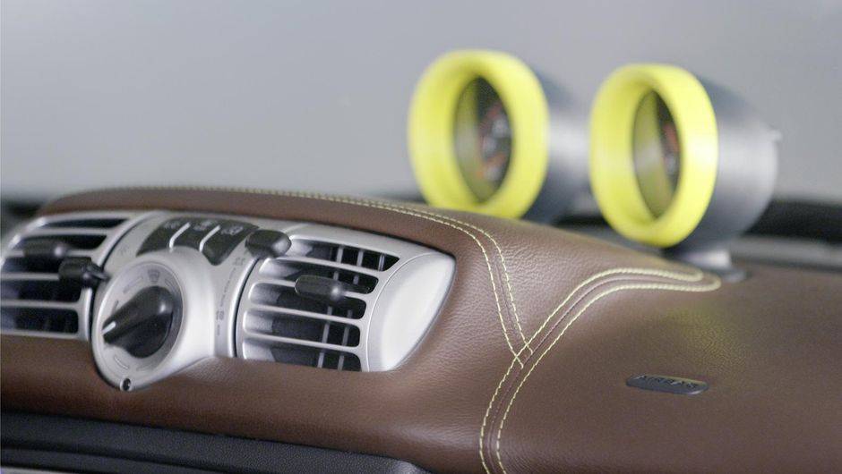 A linha da costura dos bancos e do volante &eacute; amarela-lim&atilde;o, assim como os marcadores centrais | <a href="%20https://beta-develop.quatrorodas.abril.com.br/saloes/genebra/2013/smart-fortwo-boconcept-734992.shtml" rel="migration">Leia mais</a>