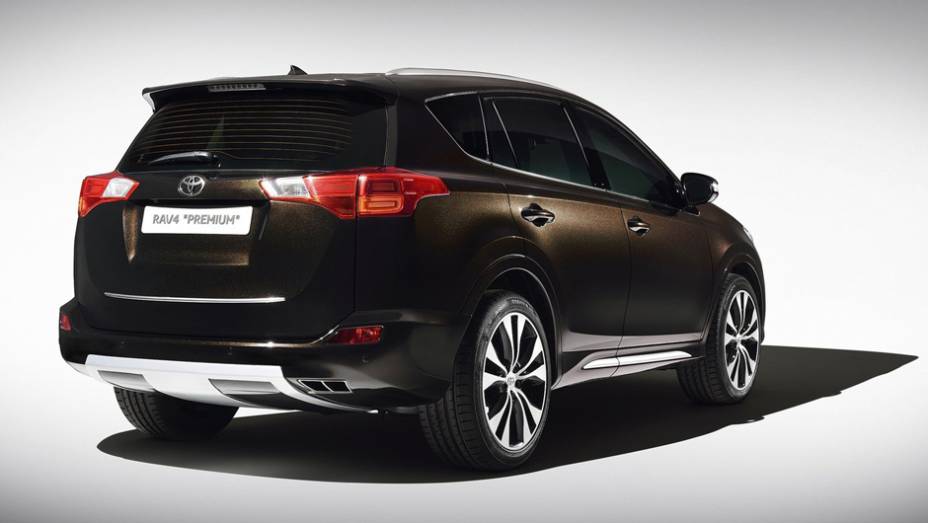 A Premium tem carroceria pintada numa tonalidade bastante escura de bronze | <a href="https://beta-develop.quatrorodas.abril.com.br/saloes/genebra/2013/toyota-rav4-concepts-735322.shtml" rel="migration">Leia mais</a> A Premium tem carroceria pintada numa tonalidade bastante escura de bronze | <a href="https://beta-develop.quatrorodas.abril.com.br/saloes/genebra/2013/toyota-rav4-concepts-735322.shtml" rel="migration">Leia mais</a>