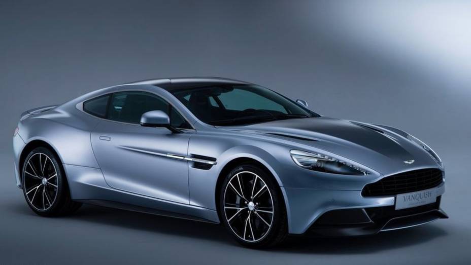 A Aston Martin celebra seu centenário em 2013. Uma das ações comemorativas é o lançamento do Vanquish Centenary Edition | <a href="%20https://beta-develop.quatrorodas.abril.com.br/saloes/genebra/2013/aston-martin-vanquish-centenary-edition-735344.shtml" rel="migration">Leia mais</a>