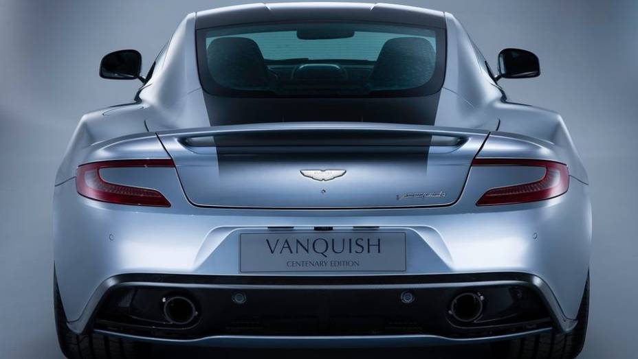 Entre os diferenciais na compara&ccedil;&atilde;o com o Vanquish usual, a edi&ccedil;&atilde;o especial conta com carroceria de duas cores | <a href="%20https://beta-develop.quatrorodas.abril.com.br/saloes/genebra/2013/aston-martin-vanquish-centenary-edition-735344.shtml" rel="migration">Leia mais</a>