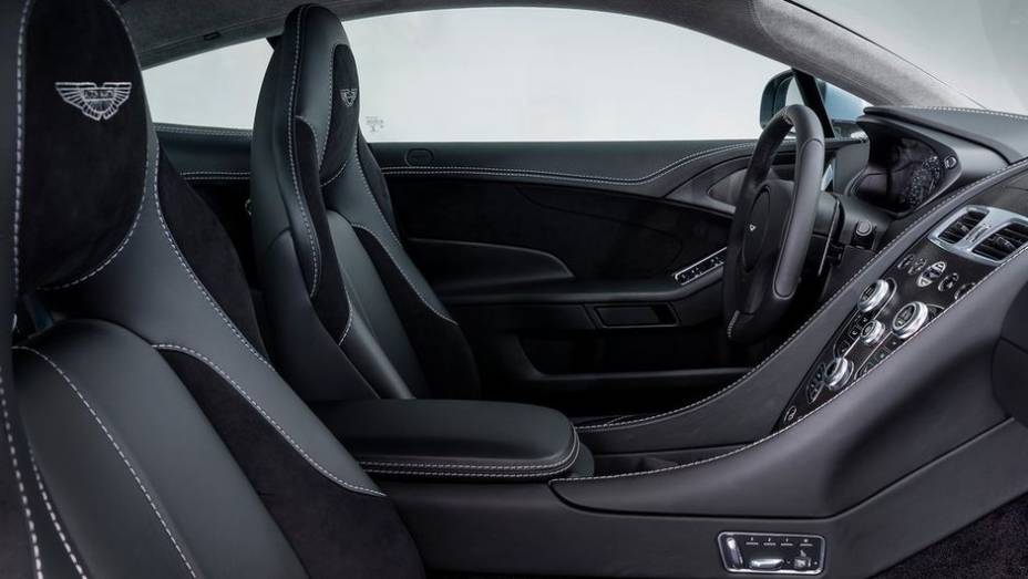 Por dentro, o contraste entre as cores prata e preto tamb&eacute;m se faz presente, incluindo nos bancos | <a href="https://beta-develop.quatrorodas.abril.com.br/saloes/genebra/2013/aston-martin-vanquish-centenary-edition-735344.shtml" rel="migration">Leia mais</a>