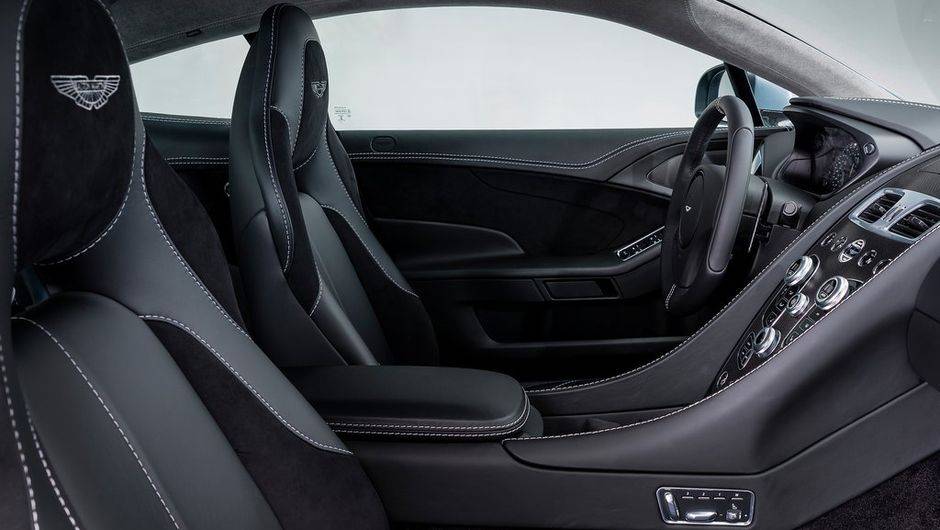 Por dentro, o contraste entre as cores prata e preto tamb&eacute;m se faz presente, incluindo nos bancos | <a href="https://beta-develop.quatrorodas.abril.com.br/saloes/genebra/2013/aston-martin-vanquish-centenary-edition-735344.shtml" rel="migration">Leia mais</a>