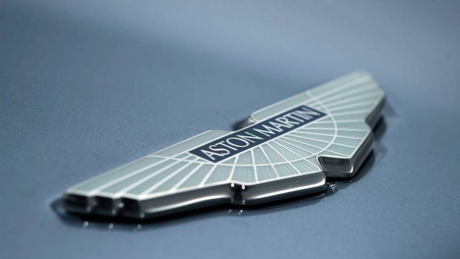Al&eacute;m disso, cada um dos emblemas da Aston Martin presente no carro &eacute; feito em prata s&oacute;lida | <a href="https://beta-develop.quatrorodas.abril.com.br/saloes/genebra/2013/aston-martin-vanquish-centenary-edition-735344.shtml" rel="migration">Leia mais</a>