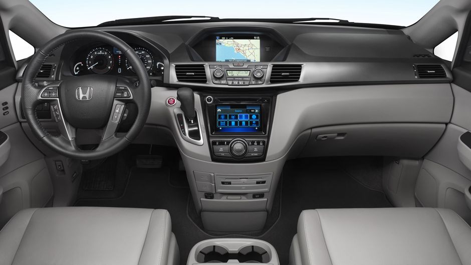Por dentro, o console central foi renovado. Outros detalhes revistos foram o bot&atilde;o de acionamento do motor, central multim&iacute;dia HondaLink (com integra&ccedil;&otilde;es com smartphones)... | <a href="%20https://beta-develop.quatrorodas.abril.com.br/saloes/new-york/2013/honda-odyssey-73" rel="migration"></a>