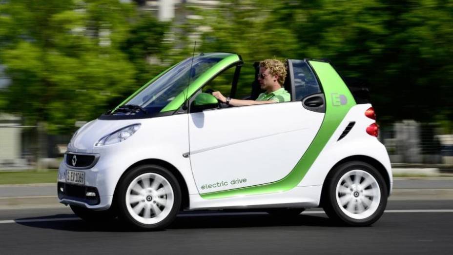 A marca lança o fortwo Electric Drive, versão sem motor a combustão que pode ser aplicada tanto ao hatch quanto ao conversível | <a href="%20https://beta-develop.quatrorodas.abril.com.br/saloes/new-york/2013/smart-fortwo-electric-drive-737283.shtml" rel="migration">Leia mais</a>