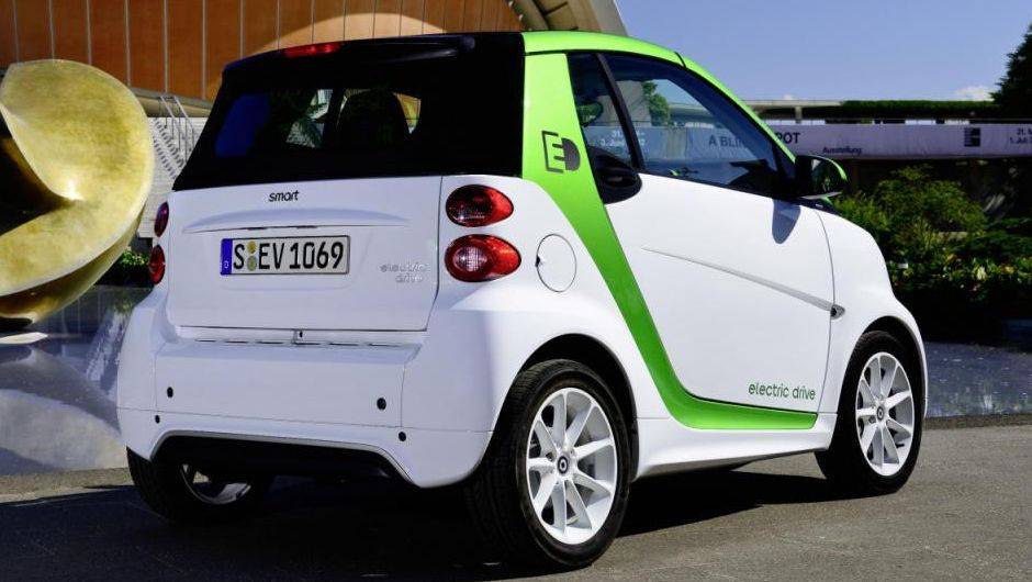 A novidade vem equipada com motor elétrico de 74 cavalos de potência, que funciona via bateria de íon-lítio de 17,6 kWh | <a href="%20https://beta-develop.quatrorodas.abril.com.br/saloes/new-york/2013/smart-fortwo-electric-drive-737283.shtml" rel="migration">Leia mais</a> A novidade vem equipada com motor elétrico de 74 cavalos de potência, que funciona via bateria de íon-lítio de 17,6 kWh | <a href="%20https://beta-develop.quatrorodas.abril.com.br/saloes/new-york/2013/smart-fortwo-electric-drive-737283.shtml" rel="migration">Leia mais</a>