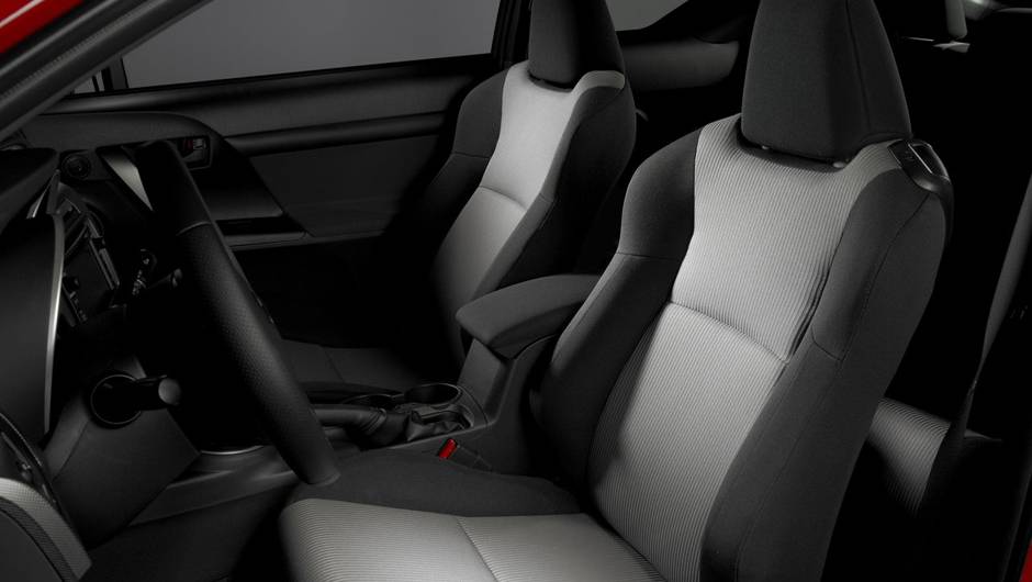 Os consumidores podem optar por um c&acirc;mbio manual de 6 marchas ou autom&aacute;tico, tamb&eacute;m com seis velocidades | <a href="%20https://beta-develop.quatrorodas.abril.com.br/saloes/new-york/2013//scion-tc-737389.shtml" rel="migration">Leia mais</a>