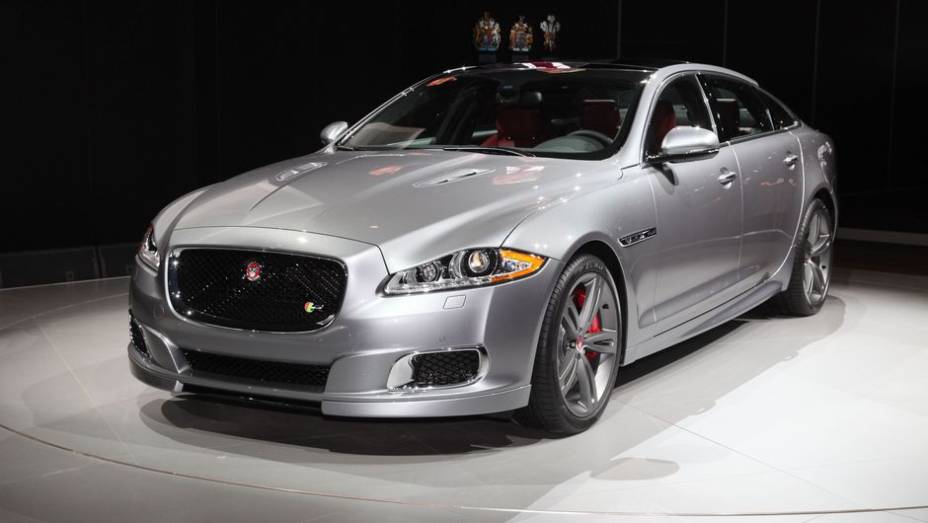 Jaguar XJR | <a href="https://beta-develop.quatrorodas.abril.com.br/saloes/new-york/2013/jaguar-xjr-737116.shtml" rel="migration">Leia mais</a>