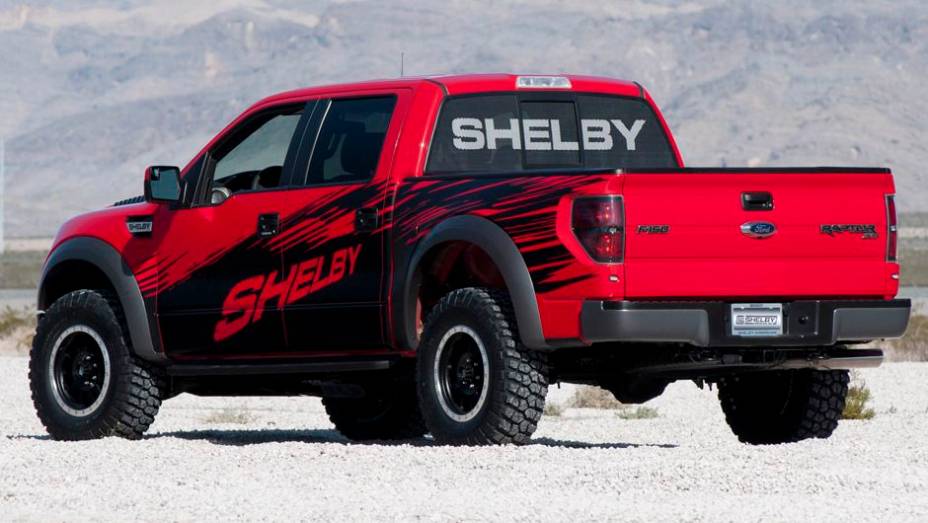 Trata-se de uma Ford F-150 SVT Raptor customizada | <a href="https://beta-develop.quatrorodas.abril.com.br/saloes/new-york/2013//shelby-raptor-737407.shtml" rel="migration">Leia mais</a>