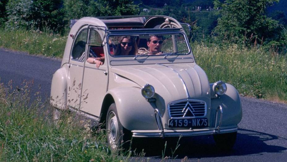 2CV (1948) - O apelido guarda-chuva do 2CV antecipava seu perfil, formado por dois meros arcos. Em 1967, o Dyane tentou moderniz&aacute;-lo com linhas mais retas