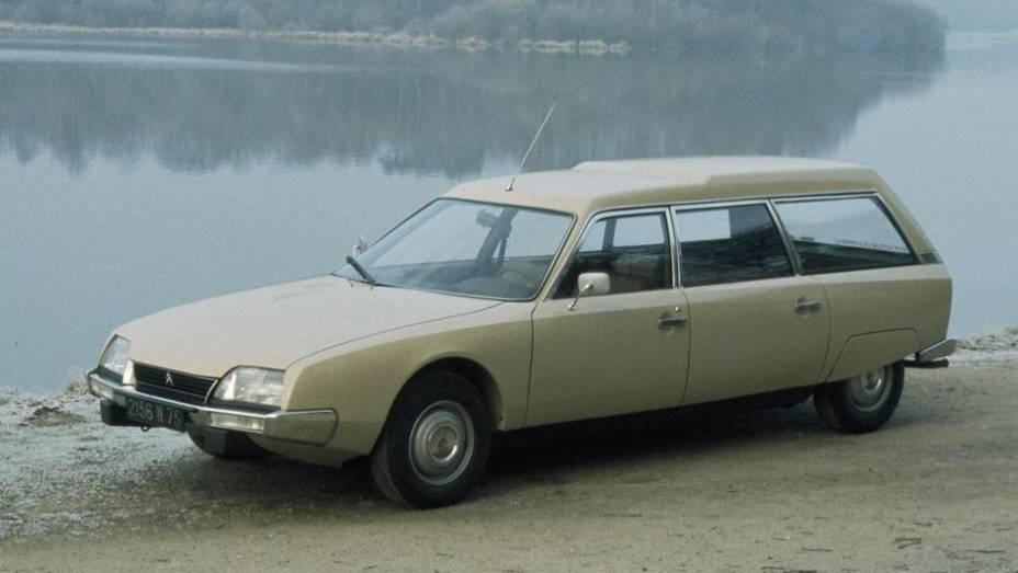 CX Break (1976) - Se o sed&atilde; fastback era um alento futurista, simples e suave, a perua parecia uma ambul&acirc;ncia, com desn&iacute;vel no teto e saias sobre as rodas traseiras