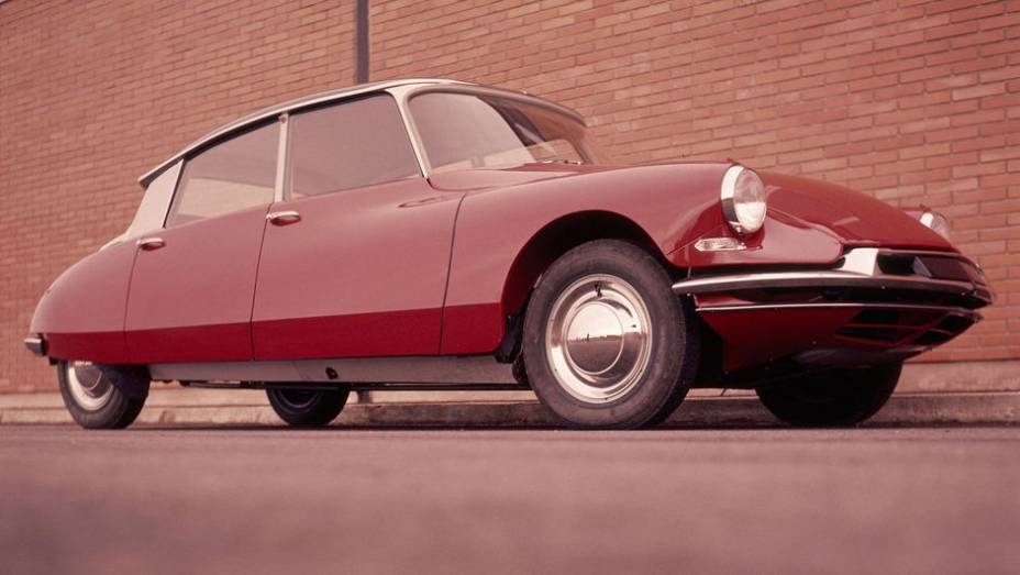 DS (1955) - Rompendo o padr&atilde;o do porta-malas saliente, o perfil do DS afilava para baixo at&eacute; a diminuta traseira, desenho singular para um carro repleto de inova&ccedil;&otilde;es