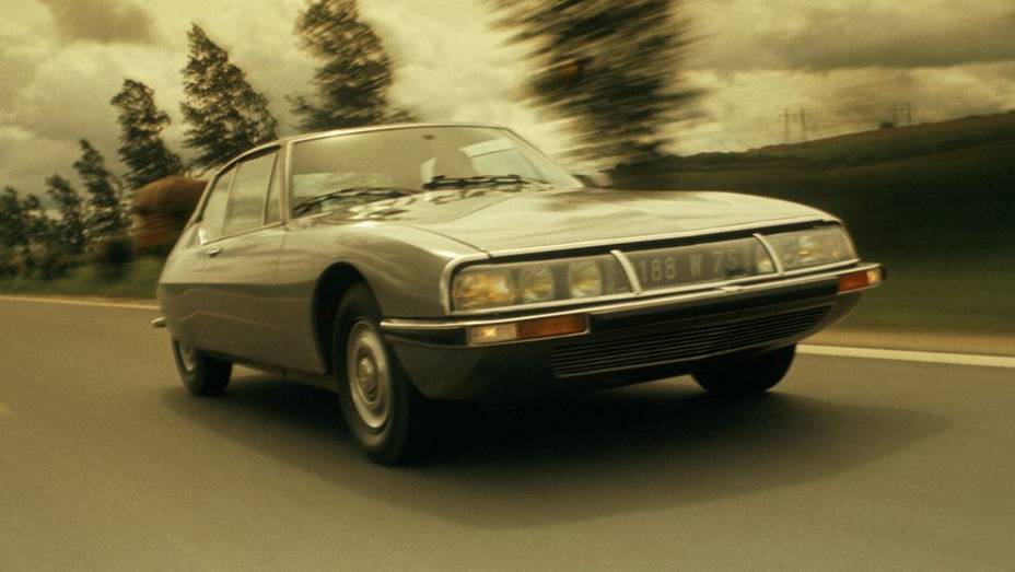 SM (1970) - Cup&ecirc; de luxo feito com um V6 da Maserati, exibia seis far&oacute;is por tr&aacute;s de uma cobertura transparente inclinada e lanternas abaixo da placa de identifica&ccedil;&atilde;o
