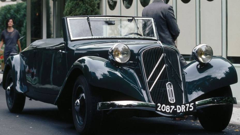 Traction Avant (1934) - Motor e tra&ccedil;&atilde;o dianteiros n&atilde;o renderam formas estranhas ao cl&aacute;ssico de 1934, mas seu perfil bem mais baixo o destacava no tr&acirc;nsito