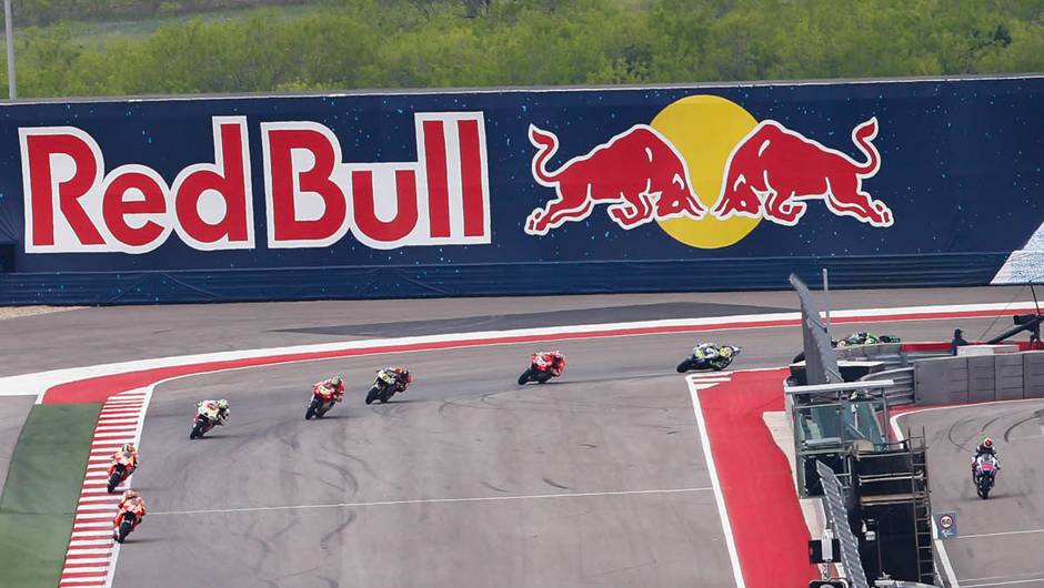 Pilotos entrando na reta para completar a primeira volta. | <a href="https://beta-develop.quatrorodas.abril.com.br/moto/noticias/marquez-passeia-vence-gp-austin-motogp-779654.shtml" rel="migration">Leia mais</a>