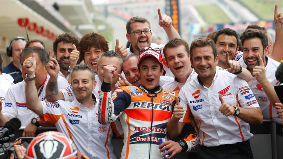 Márquez comemora sua segunda vitória na temporada | <a href="https://beta-develop.quatrorodas.abril.com.br/moto/noticias/marquez-passeia-vence-gp-austin-motogp-779654.shtml" rel="migration">Leia mais</a>