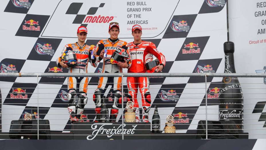 Pódio com os três primeiros | <a href="https://beta-develop.quatrorodas.abril.com.br/moto/noticias/marquez-passeia-vence-gp-austin-motogp-779654.shtml" rel="migration">Leia mais</a>