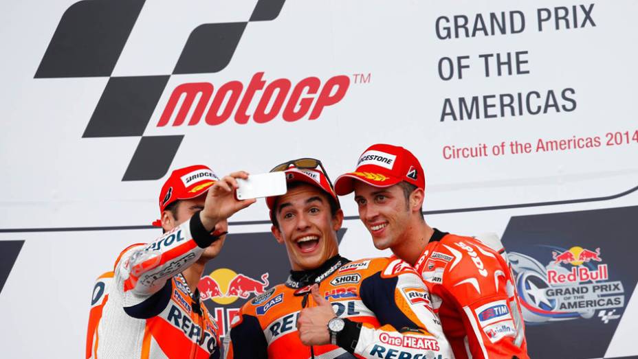 Pedrosa tirando foto com os colegas | <a href="https://beta-develop.quatrorodas.abril.com.br/moto/noticias/marquez-passeia-vence-gp-austin-motogp-779654.shtml" rel="migration">Leia mais</a>