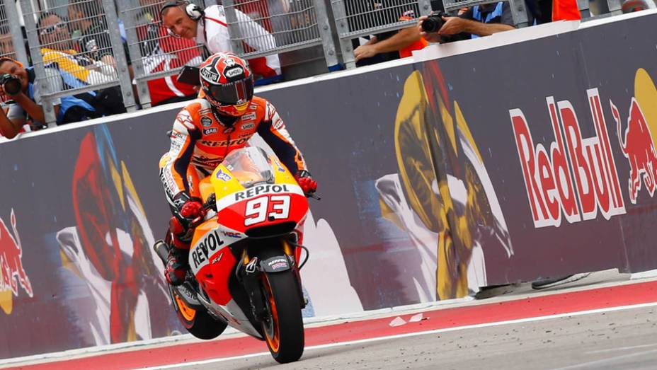 Márquez cruza a linha de chegada de Austin. | <a href="https://beta-develop.quatrorodas.abril.com.br/moto/noticias/marquez-passeia-vence-gp-austin-motogp-779654.shtml" rel="migration">Leia mais</a>