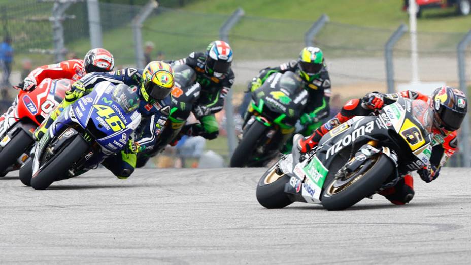 Valentino Rossi (#46) fazia boa parte até perder rendimento | <a href="https://beta-develop.quatrorodas.abril.com.br/moto/noticias/marquez-passeia-vence-gp-austin-motogp-779654.shtml" rel="migration">Leia mais</a>